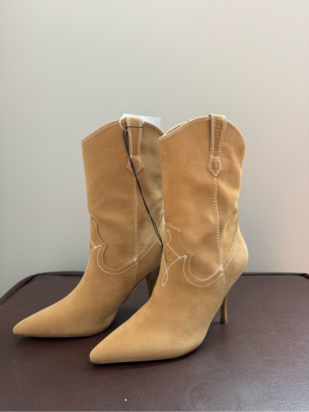 BRAND NEW True Religion Tan Suede Pointed-Toe Mid-Heel Western Boots - Picture 3 of 4